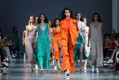 Kiev, Ukrayna - 3 Eylül 2018: Modelleri Mystetskyi Arsenal Kiev, Ukrayna Ukrayna moda hafta ilkbahar/yaz 2019 oluşturulurken Tasarımcısı Arutiunova tarafından mevcut