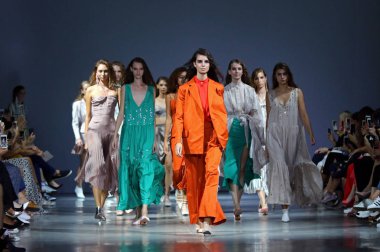 Kiev, Ukrayna - 3 Eylül 2018: Modelleri Mystetskyi Arsenal Kiev, Ukrayna Ukrayna moda hafta ilkbahar/yaz 2019 oluşturulurken Tasarımcısı Arutiunova tarafından mevcut