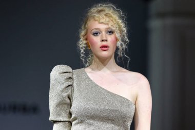Kiev, Ukrayna - 3 Eylül 2018: Model Mystetskyi Arsenal Kiev, Ukrayna Ukrayna moda hafta ilkbahar/yaz 2019 oluşturulurken Tasarımcısı Elena Burba tarafından sunar