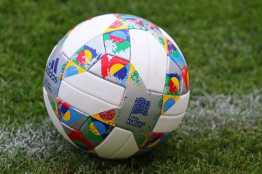 Kiev, Ukrayna - 4 Eylül 2018: Adidas Milletler Ligi, resmi maç topu Uefa Milletler Ligi 2018/2019 çim. Topu renkli tasarım öğeleri resmi Milletler Ligi bayrak tarafından ilham var