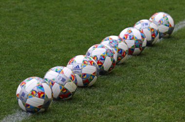 Kiev, Ukrayna - 4 Eylül 2018: Adidas Milletler Ligi, resmi maç topları Uefa Milletler Ligi 2018/2019 çim. Topu renkli tasarım öğeleri resmi Milletler Ligi bayrak tarafından ilham var