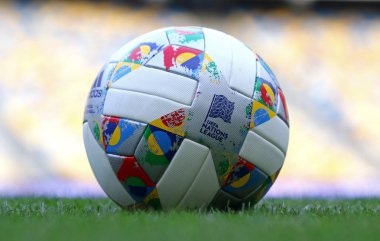 Kiev, Ukrayna - 4 Eylül 2018: Adidas Milletler Ligi, resmi maç topu Uefa Milletler Ligi 2018/2019 çim. Topu renkli tasarım öğeleri resmi Milletler Ligi bayrak tarafından ilham var