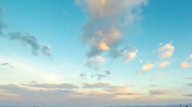 Mavi bulutlu gökyüzü güneş battıktan sonra. Zaman atlamalı