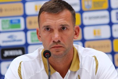 Kiev, Ukrayna - 4 Eylül 2018: Andriy Şevçenko, Ukrayna Millî Futbol takımı Yöneticisi basın-konferans açık eğitim oturumu Kiev, Ukrayna Milli Güvenlik Olimpiyskyi Stadyumu'nda önce katılır