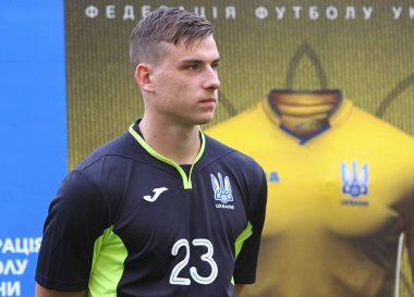 Kiev, Ukrayna - 4 Eylül 2018: Kaleci Andriy Lunin Milli Güvenlik Olimpiyskyi Kiev, Ukrayna, Ukrayna Ulusal Futbol Takımı'nın yeni Joma jersey sunar