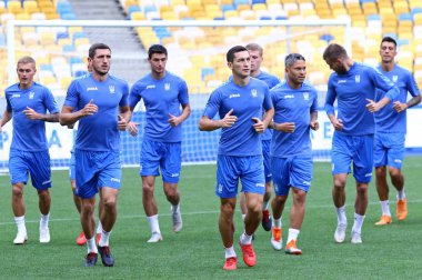 Kiev, Ukrayna - 4 Eylül 2018: Kiev, Ukrayna Milli Güvenlik Olimpiyskyi Stadyumu'nda Ukrayna Milli Futbol Takımı'nın açık eğitim oturumu sırasında çalıştırmak oyuncular