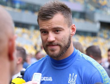 Kiev, Ukrayna - 4 Eylül 2018: Portre, Andriy Yarmolenko Ukrayna Millî Futbol Takımı'nın açık eğitim oturumu sırasında Kiev, Ukrayna Milli Güvenlik Olimpiyskyi Stadyumu'nda