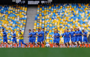 Kiev, Ukrayna - 4 Eylül 2018: Kiev, Ukrayna Milli Güvenlik Olimpiyskyi Stadyumu'nda Ukrayna Milli Futbol Takımı'nın açık eğitim oturumu sırasında çalıştırmak oyuncular