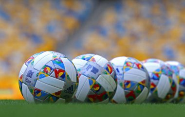 Kiev, Ukrayna - 4 Eylül 2018: Adidas Milletler Ligi, resmi maç topları Uefa Milletler Ligi 2018/2019 çim. Topu renkli tasarım öğeleri resmi Milletler Ligi bayrak tarafından ilham var