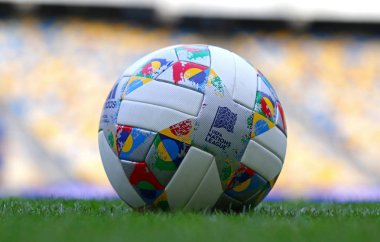 Kiev, Ukrayna - 4 Eylül 2018: Adidas Milletler Ligi, resmi maç topu Uefa Milletler Ligi 2018/2019 çim. Topu renkli tasarım öğeleri resmi Milletler Ligi bayrak tarafından ilham var