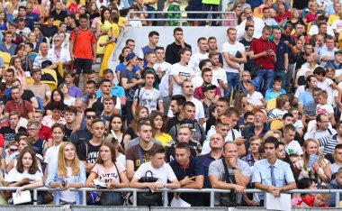 Kiev, Ukrayna - 4 Eylül 2018: Destekçileri Kiev, Ukrayna Milli Güvenlik Olimpiyskyi Stadyumu'nda Ukrayna milli futbol takımının açık eğitim oturumu izle