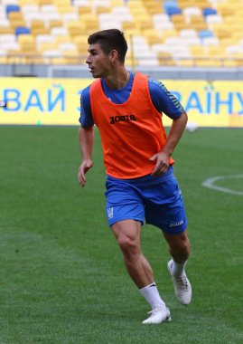 Kiev, Ukrayna - 4 Eylül 2018: Oyuncu Ruslan Malinovskyi Kiev Milli Güvenlik Olimpiyskyi Stadyumu'nda Ukrayna milli futbol takımının açık eğitim oturumu sırasında eylem
