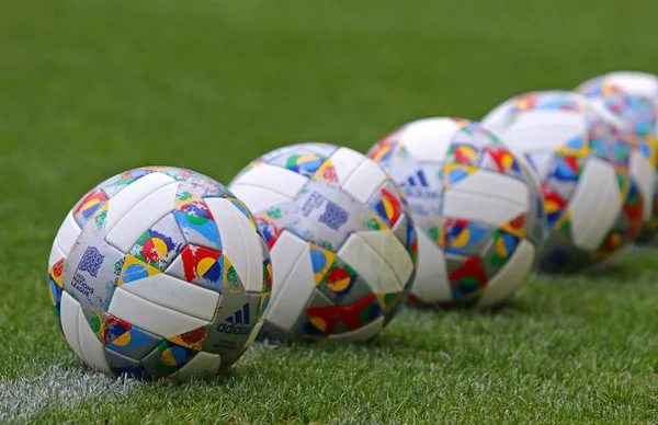 キエフ ウクライナ 2018 アディダス国リーグ公式マッチボール Uefa の国リーグ 2018年 2019 の草の上 ボールがカラフルなデザイン要素の公式の国民リーグの旗に触発され — ストック写真