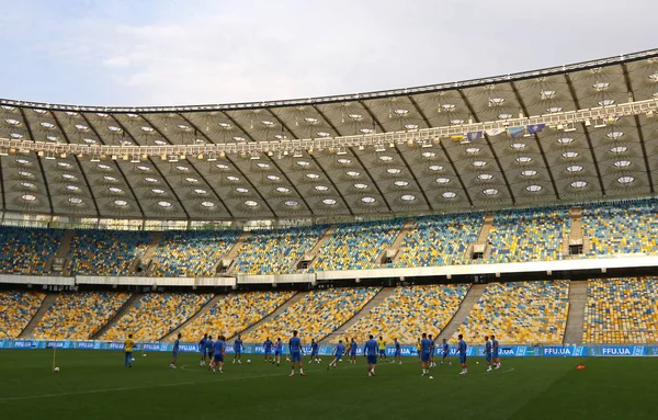 乌克兰基辅 2018年9月4日 乌克兰国家足球队在乌克兰基辅国安 Olimpiyskyi 体育场举行的公开培训班 — 图库照片