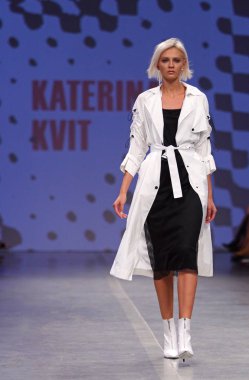 Kiev, Ukrayna - 3 Eylül 2018: Model Mystetskyi Arsenal Kiev, Ukrayna Ukrayna moda hafta ilkbahar/yaz 2019 oluşturulurken Tasarımcısı Katerina Kvit tarafından sunar