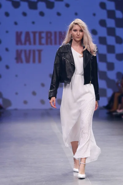 Kiev Ukraina September 2018 Modell Presenterar Skapelse Designern Katerina Kvit — Stockfoto