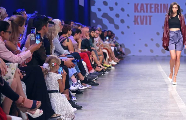 Kiev Ukraina September 2018 Människor Titta Modevisning Designern Katerina Kvit — Stockfoto