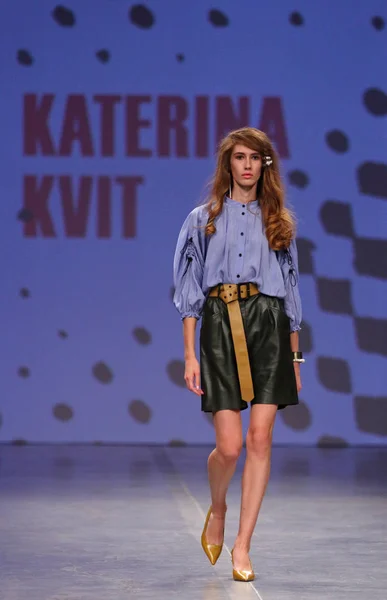 Kiev Ukraina September 2018 Modell Presenterar Skapelse Designern Katerina Kvit — Stockfoto