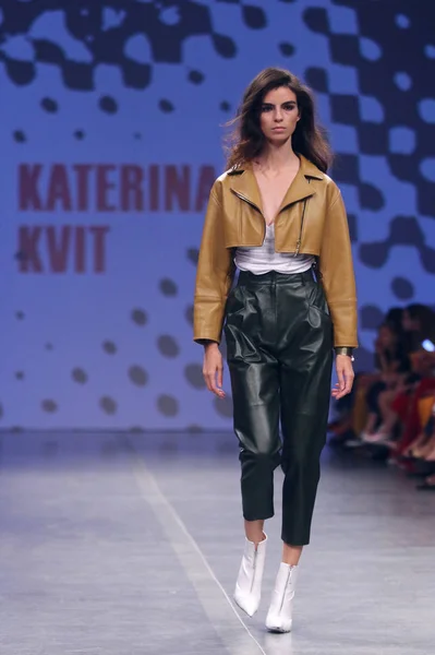 Kiev Ukraina September 2018 Modell Presenterar Skapelse Designern Katerina Kvit — Stockfoto