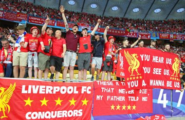 Kiev, Ukrayna - 26 Mayıs 2018: Liverpool taraftarları desteklerini Uefa Şampiyonlar Ligi Final 2018 sırasında oyun Kiev Milli Güvenlik Olimpiyskiy stadyum Real Madrid karşısında göstermek. Fenerbahçe 3-1 kazandı