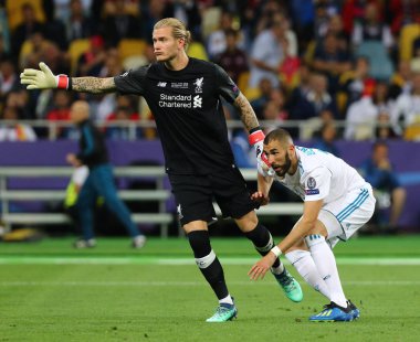 Kiev, Ukrayna - 26 Mayıs 2018: Karim Benzema Real Madrid (R), 1 gol kaleci Loris Karius Liverpool Uefa Şampiyonlar Ligi Final 2018 oyunlarına Milli Güvenlik Olimpiyskiy Stadyumu'nda sırasında puanları