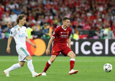 Kiev, Ukrayna - 26 Mayıs 2018: Luka Modric Real Madrid (L) Milli Güvenlik Olimpiyskiy onların Uefa Şampiyonlar Ligi Final 2018 oyun sırasında Liverpool ile James Milner bir top için savaşır. Fenerbahçe 3-1 kazandı