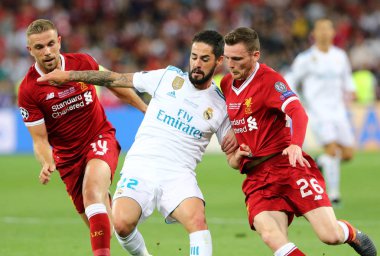 Kiev, Ukrayna - 26 Mayıs 2018: Isco of Real Madrid (C) bir top Jordan Henderson (L) ve Andy Robertson Liverpool ile Milli Güvenlik Olimpiyskiy onların Uefa Şampiyonlar Ligi Final 2018 oyun sırasında savaşır