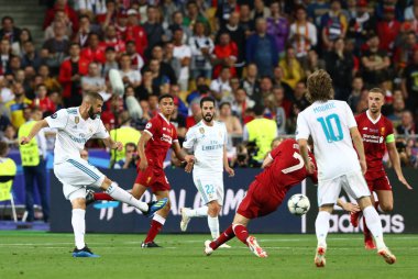 Kiev, Ukrayna - 26 Mayıs 2018: Karim Benzema, Real Madrid (L) bir top karşı Liverpool Kiev Milli Güvenlik Olimpiyskiy stadyum Uefa Şampiyonlar Ligi Final 2018 oyun sırasında başladı. Fenerbahçe 3-1 kazandı