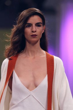 Kiev, Ukrayna - 3 Eylül 2018: Model Mystetskyi Arsenal Kiev, Ukrayna Ukrayna moda hafta ilkbahar/yaz 2019 oluşturulurken Tasarımcısı T.Mosca tarafından sunar