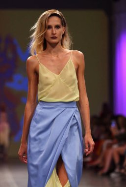 Kiev, Ukrayna - 3 Eylül 2018: Model Mystetskyi Arsenal Kiev, Ukrayna Ukrayna moda hafta ilkbahar/yaz 2019 oluşturulurken Tasarımcısı T.Mosca tarafından sunar