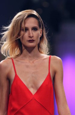 Kiev, Ukrayna - 3 Eylül 2018: Model Mystetskyi Arsenal Kiev, Ukrayna Ukrayna moda hafta ilkbahar/yaz 2019 oluşturulurken Tasarımcısı T.Mosca tarafından sunar