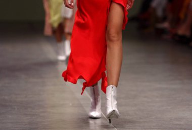 Kiev, Ukrayna - 3 Eylül 2018: Yakın çekim ayrıntılarını Tasarımcısı T.Mosca tarafından oluşturma sırasında Ukrayna moda hafta ilkbahar/yaz 2019 Mystetskyi Arsenal Kyiv, Ukrayna