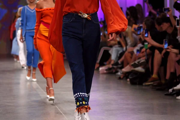 Kiev, Ukrayna - 3 Eylül 2018: Yakın çekim ayrıntılarını Tasarımcısı T.Mosca tarafından oluşturma sırasında Ukrayna moda hafta ilkbahar/yaz 2019 Mystetskyi Arsenal Kyiv, Ukrayna