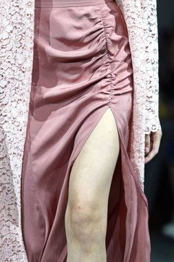 Moda gösterisi. Podyum olay. Unrecognisable modeli. Yakın çekim detayları