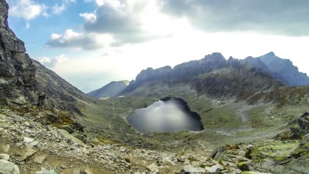 高タトラ山脈 スロバキアのハイキング Vysne Wahlenbergovo プレソ湖 2154 マウント背景に Ostra 2351 時間の経過 — ストック動画