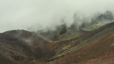 Etna Dağı, Etna Milli Parkı, Sicilya, İtalya üzerinde krater Silvestri Superiori (2001m). Silvestri Superiori - yan krater 1892 yıl patlama. Volkanik sisli manzara. Zaman atlamalı