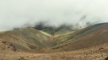 Etna Dağı, Etna Milli Parkı, Sicilya, İtalya üzerinde krater Silvestri Superiori (2001m). Silvestri Superiori - yan krater 1892 yıl patlama. Volkanik sisli manzara. Zaman atlamalı