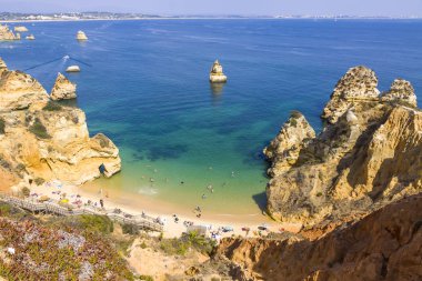 Praia ısmarlayarak Camilo beach bölgesinde Lagos, Algarve, Portekiz yapmak. Praia Camilo Algarve'deki/daki oteller en iyi plajlarından biridir. Kristal berraklığında su ve etkileyici cliff oluşumları