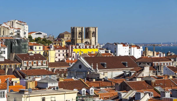 리스본 구시가지 포르투갈의 파노라마 스카이 배경에 대성당과 알파마 — 스톡 사진