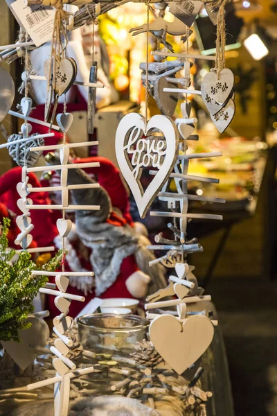 Kleine Weihnachtsgeschenke Aus Holz Herzen Hirsche Tannenbäume Weihnachts Und Neujahrskomposition — Stockfoto