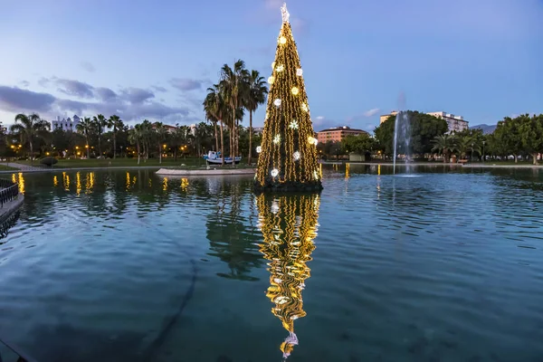 Close Iluminado Decorado Árvore Ano Novo Refletida Água Huelin Park — Fotografia de Stock