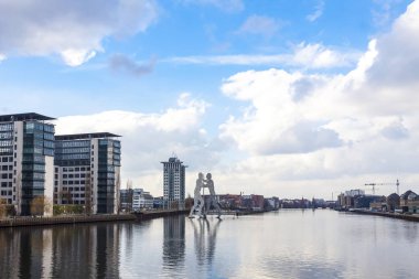 Berlin, Almanya - 25 Şubat 2015: Molekül adam heykel Berlin Spree Nehri üzerinde. Jonathan Borofsky, üç bölgeye birlik için adanmış tarafından tasarlanan: Friedrichshain, Kreuzberg ve Treptow
