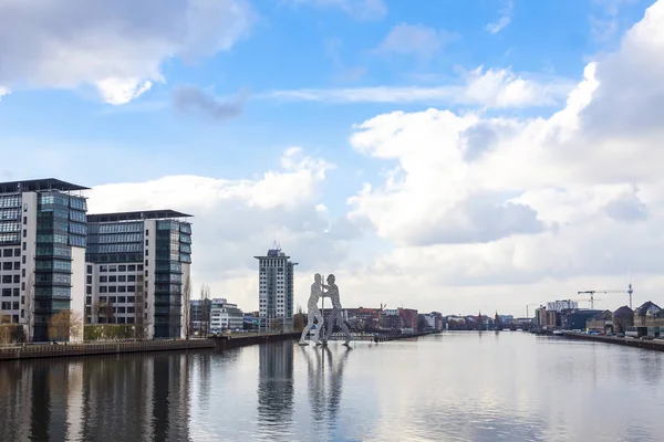 Berlin Almanya Şubat 2015 Molekül Adam Heykel Berlin Spree Nehri — Stok fotoğraf