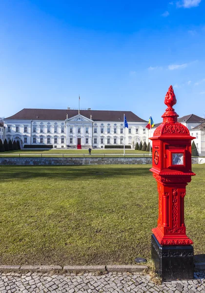 2015年2月25日 贝尔维尤宫殿 城堡贝尔维尤 在柏林 德国总统的正式住所 春天阳光明媚的日子 蓝天和绿草的前景 — 图库照片