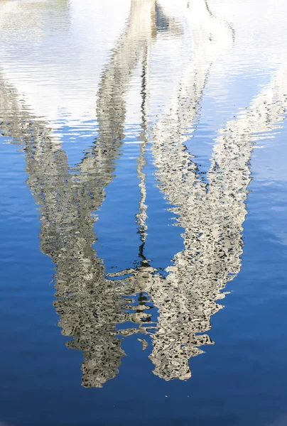 Berlim Alemanha Feb 2015 Escultura Molecule Man Refletida Rio Spree — Fotografia de Stock