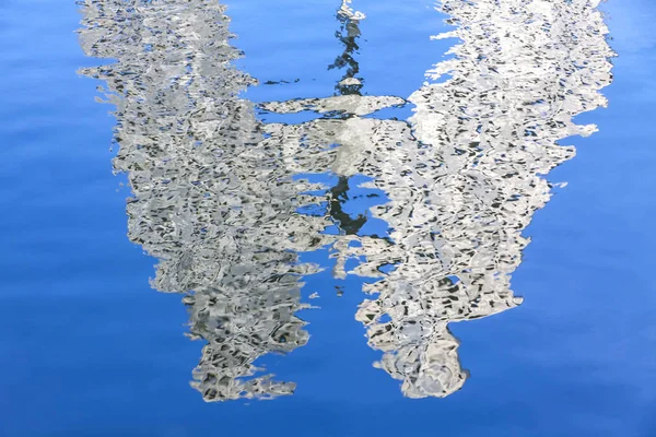 Berlin Germany Feb 2015 Molecule Man Sculpture Reflected Spree River — Stock Photo, Image