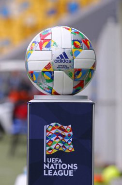 Lviv, Ukrayna - 9 Eylül 2018: Adidas Milletler Ligi, Uefa Milletler Ligi oyun Ukrayna v Arena Lviv, Slovakya sırasında görülen kaide üzerinde resmi maç topu Uefa Milletler Ligi 2018/2019