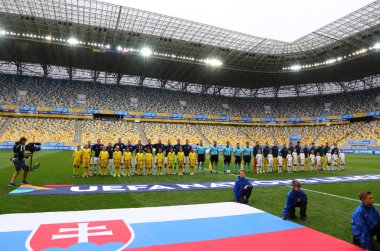 Lviv, Ukrayna - 9 Eylül 2018: Uefa Milletler Ligi oyun Ukrayna v Slovakya Lviv, Ukrayna Arena Lviv Stadyumu'nda önce milli marşlar oyuncular dinlemek
