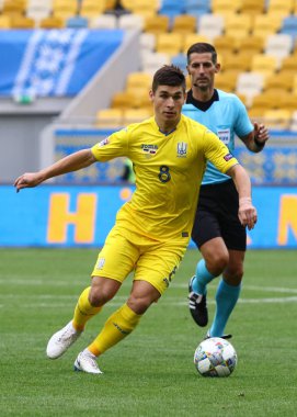 Lviv, Ukrayna - 9 Eylül 2018: Ruslan Malinovskiy Ukrayna'nın Lviv Arena Lviv Stadyumu'nda Slovakya karşı Uefa Milletler Ligi oyun sırasında bir topu kontrol eder. Ukrayna 1-0 kazandı