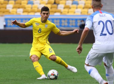 Lviv, Ukrayna - 9 Eylül 2018: Ruslan Malinovskiy Ukrayna'nın Lviv Arena Lviv Stadyumu'nda Slovakya karşı Uefa Milletler Ligi oyun sırasında bir top başladı. Ukrayna 1-0 kazandı